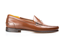 Load image into Gallery viewer, Classic Light Brown Mocassinis
