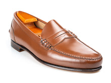 Load image into Gallery viewer, Classic Light Brown Mocassinis
